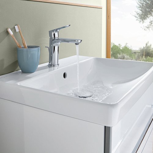 Ein Waschbeckenunterschrank mit Waschbecken